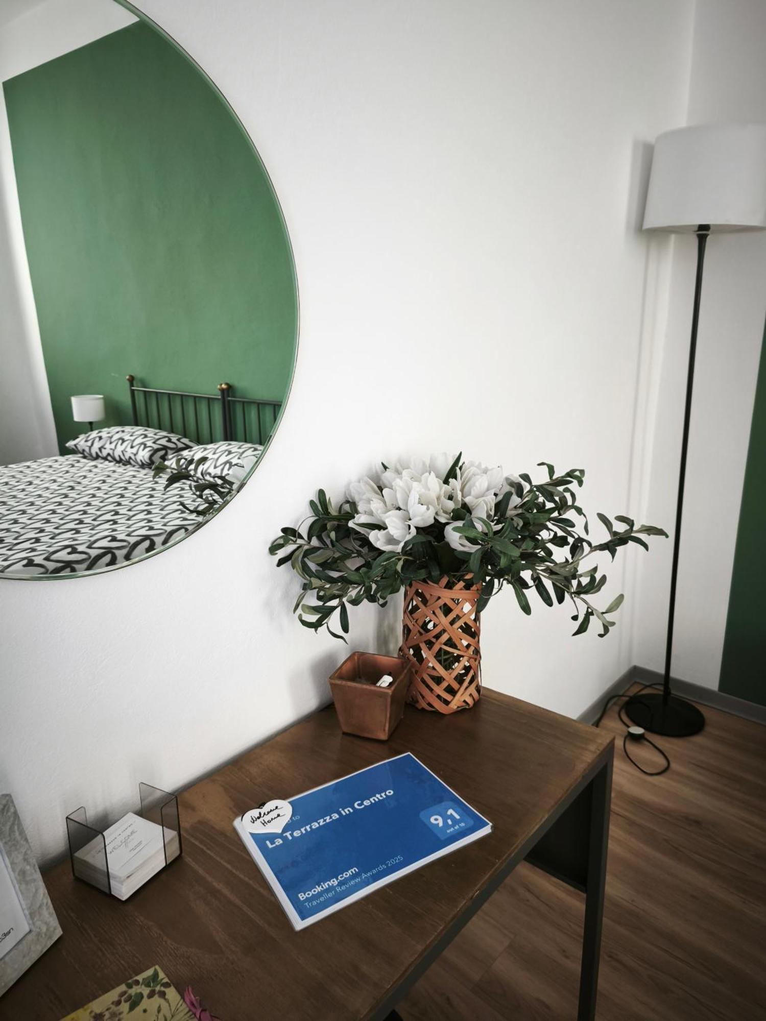La Terrazza In Centro Apartment Тревильо Екстериор снимка